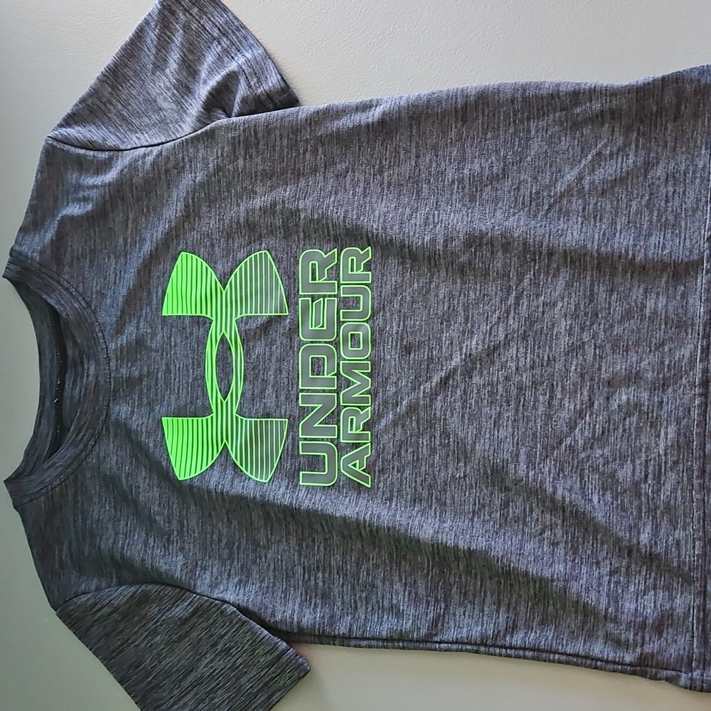 Boy's under Armour shirt size 6